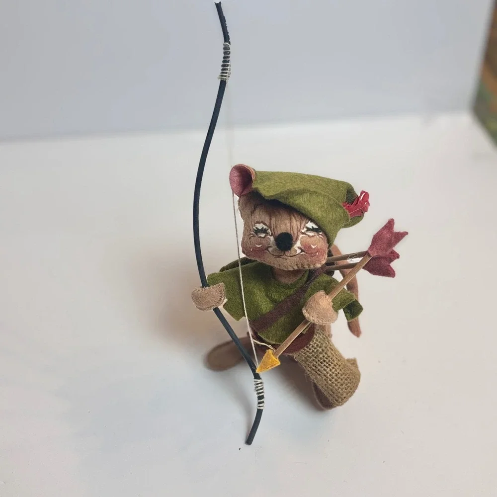 Annalee Mobilitee 1990 Robin Hood Mouse 6‎ Inch Felt Doll Archer with Bow Green